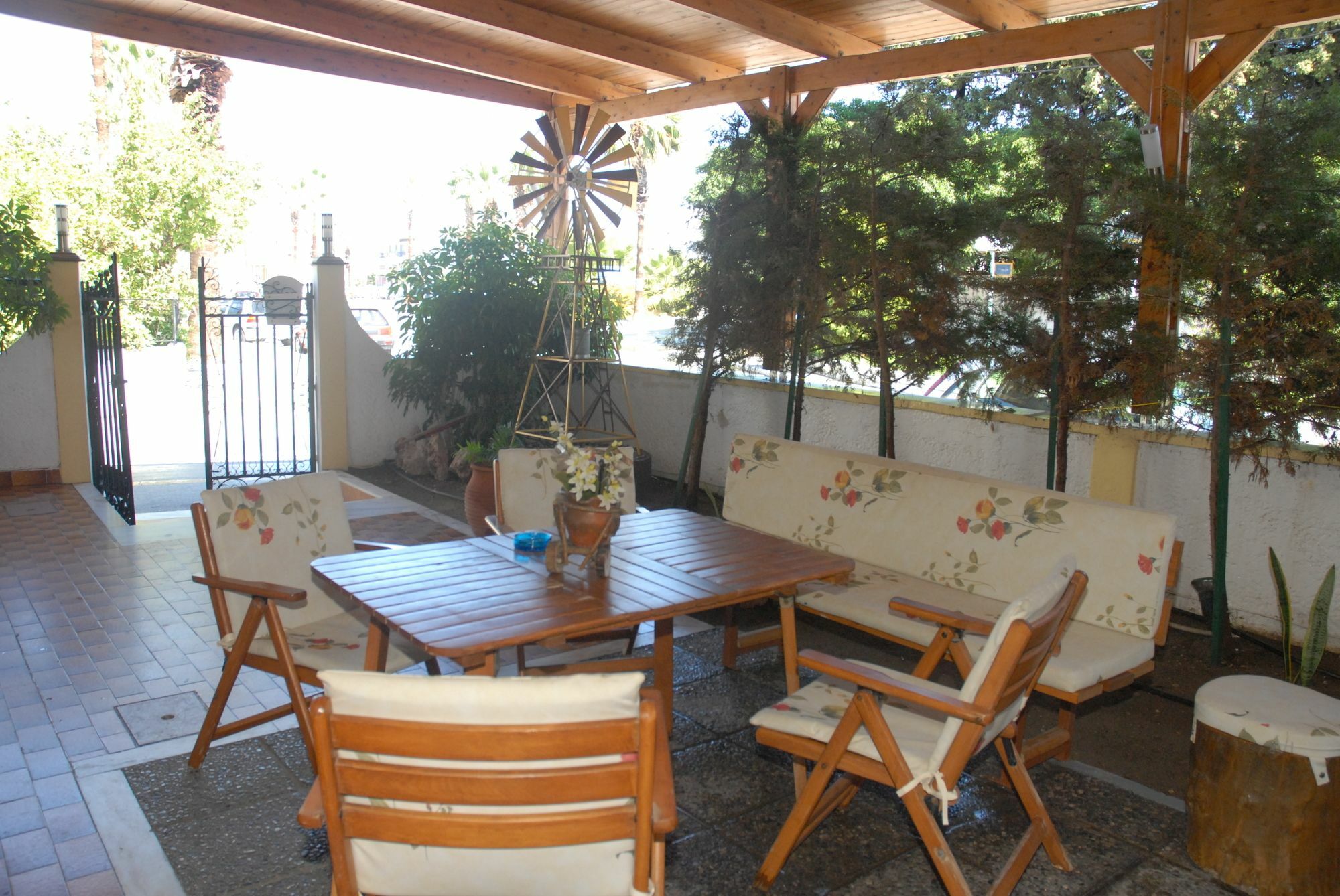 Takis Hotel Apartments Ialysos  Luaran gambar